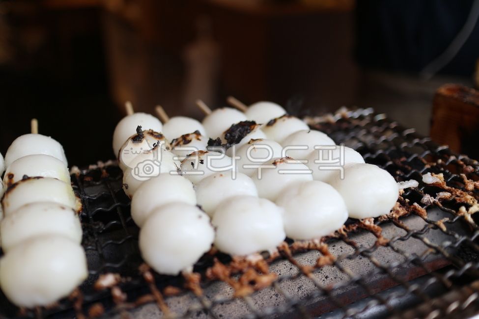 떡,당고,일본음식,떡구이,구워먹는,꼬치,떡꼬치,철판,그릴,탄부분,탄음식,구운떡