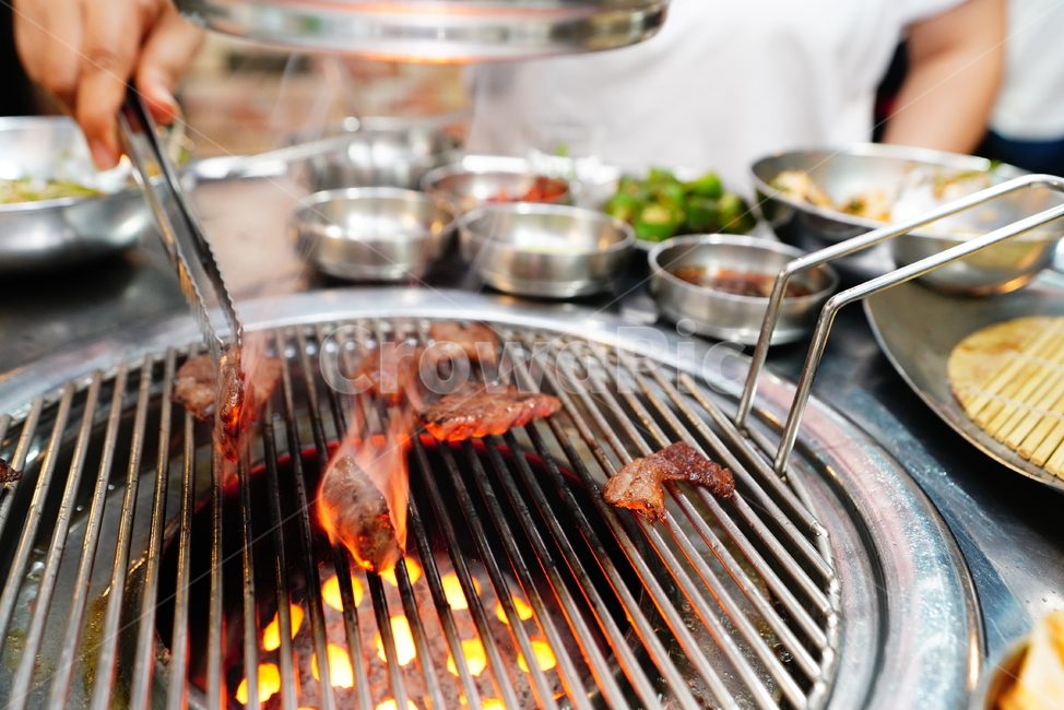 고기,한우,술안주,먹거리,식사,음식,푸드,사람,연탄,불판,육식,한식,음식,식재료,요리,food,cook,meal,dishes,food reserves,한식,한국음식,한국요리,korean food,korean dishes,korean meal,korean cook