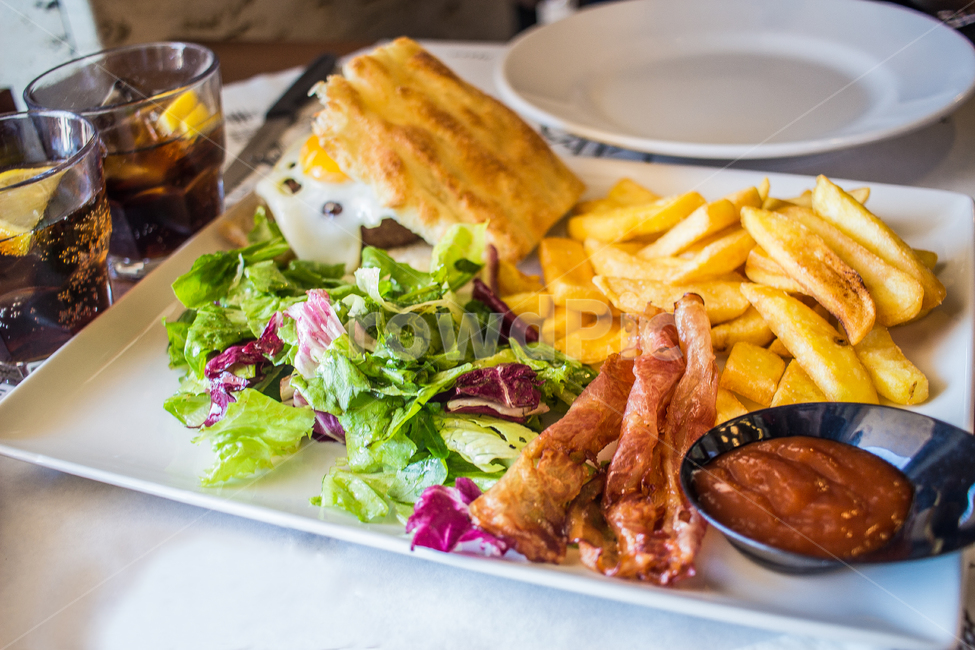 bacon,european food,French fries,salad,brunch