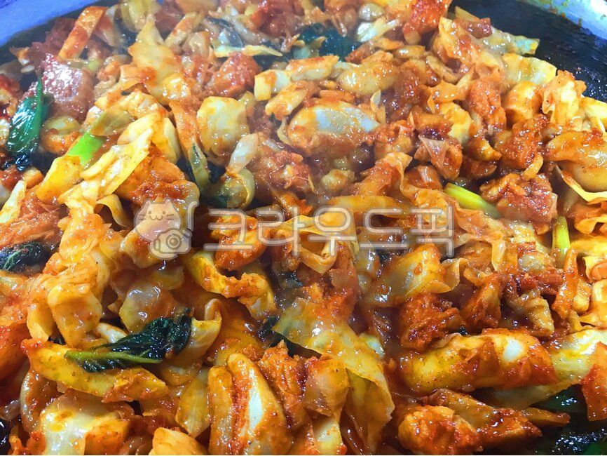 chicken,Chicken dishes,snack,Stirfried chicken ribs on an iron plate,vegetable,rice thief,Stirfried Chicken,stirfried dishes,Korean food,ingredients,cooking,spicy food,iron plate,koreanfood,Drink snacks,Korean cuisine,Korean,spicy,food,meal,Tteoksari,dish