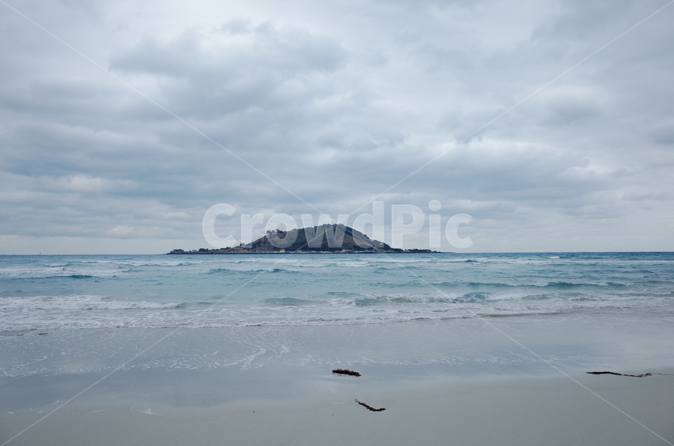 outdoors,옥외,nature,자연,land,땅,water,물,shoreline,해안선,ocean,대양,sea,바다,coast,연안,섬,제주,제주도,외딴섬,회색하늘,graysky,구름