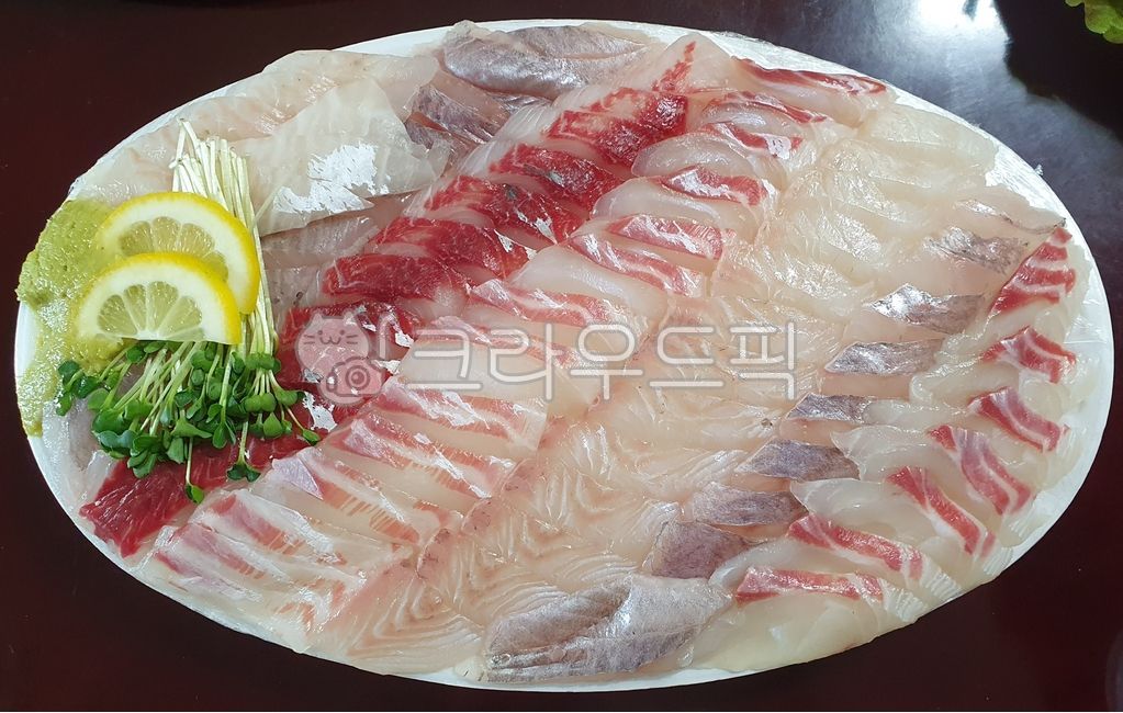 회,생선회,모듬회,활어,활어회,횟집,자연산회,도미,광어,우럭,도미회,광어회,우럭회,농어,농어회,수산물,해산물,물고기,레몬,사시미,접시,생선,음식,food