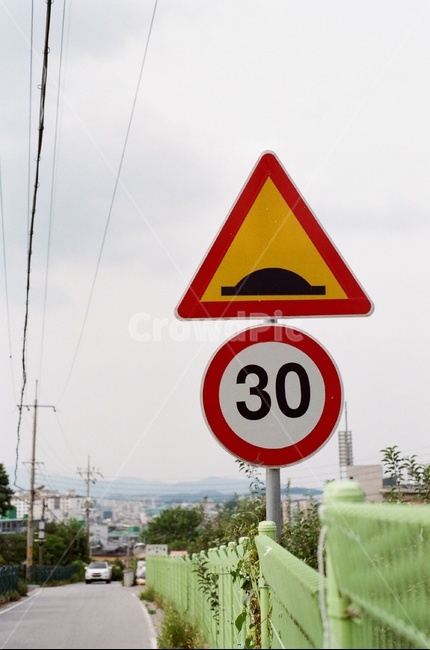 roads,bumps,notices,signs,trafficsigns,traffic,speedlimits,30,도로,방지턱,안내,표지판,교통표지판,교통,속도제한