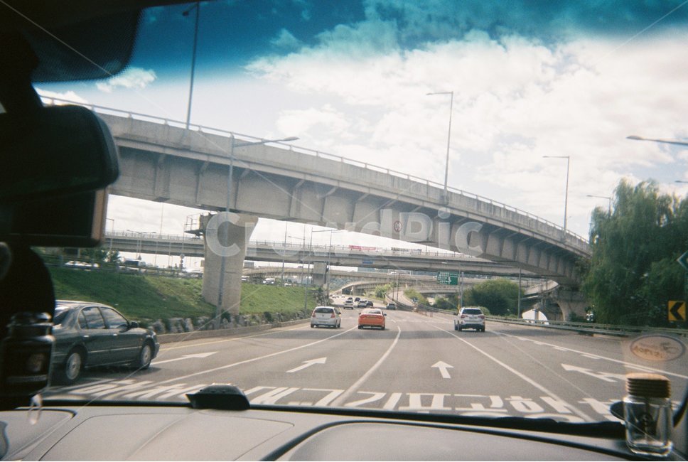 도로,다리,하늘,차안,구름,풍경,교통,교통수단,traffic,transportation