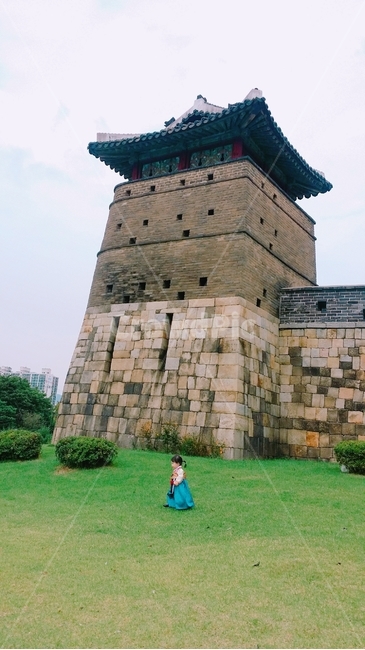 건물,아기,수원,구름,잔디,나무,배경,순수,전통,한복,건축물,식물,화성투어,여행,장소,수원화성,화성,유네스코,세계문화유산