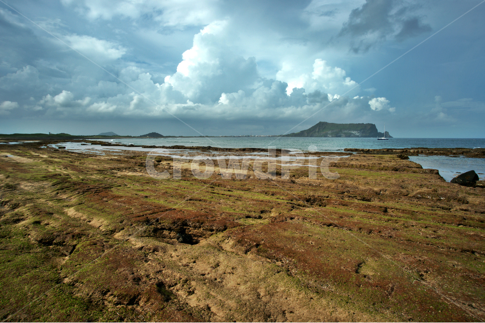 제주,성산일출봉,광치기해변,구름,흰구름,바다,자연,용암,화산,성산리층,자연,풍경,nature,landscape,한국자연풍경,한국자연경관,korea nature landscape,제주도,jeju,jeju island,land,땅,outdoors,옥외,plateau,고원