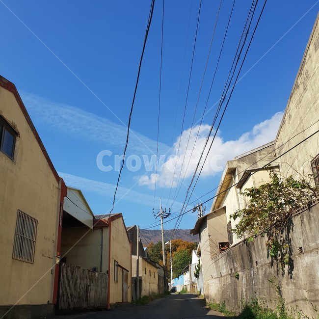 하늘,구름,골목,전기줄,분위기,골목감성,골목길,alley,architecture,건축물,tower,탑,spire,첨탑,steeple,뾰족한 탑,building,건물