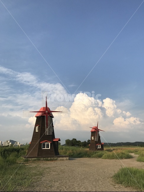 구름,풍차,소래생태습지공원,하늘,여름풍경,청량한,명소,여름,공원,습지,맑은날씨,자연,풍경