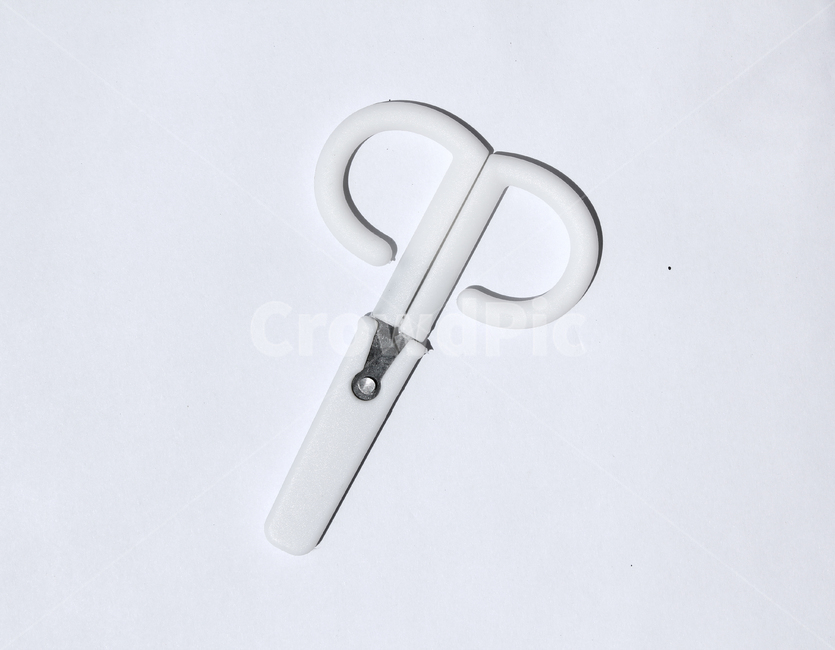 scissors,가위,도구,문구류,금속,문구,blade,clippers,closeup,cut,cutter,handle,metal,nobody,object,pair,sharp,silver,single,stainless,steel,tailor,tool,white,용품,물건,사물,흰색,화이트,하얀색,뚜껑,손잡이,사물,물건,오브젝트,thing,object,matter,누끼,remove background