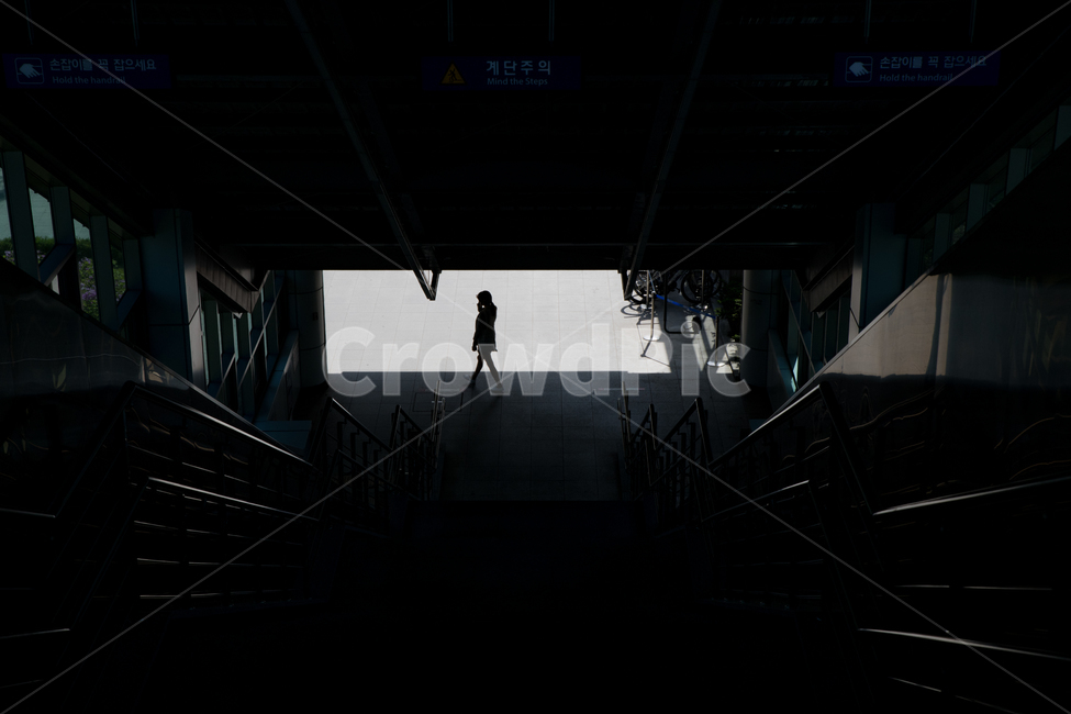 실루엣,그림자,지하철,계단,출구,차가운,대비,퇴근,쓸쓸함,사람,인물,인간,human,person,인물실루엣,사람실루엣,character silhouette,human silhouette,고독함,외로움,쓸쓸함,우울함,슬픔,lonely,solitary,handrail,난간,banister