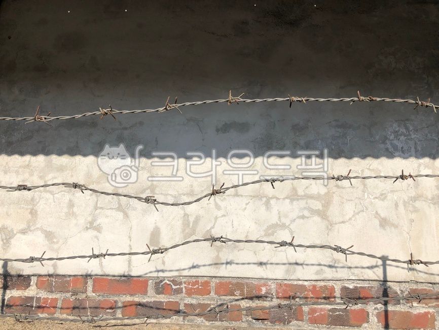 old wall,wire,wire entanglement,construction,prohibition,wire netting,brick,Under construction,wall