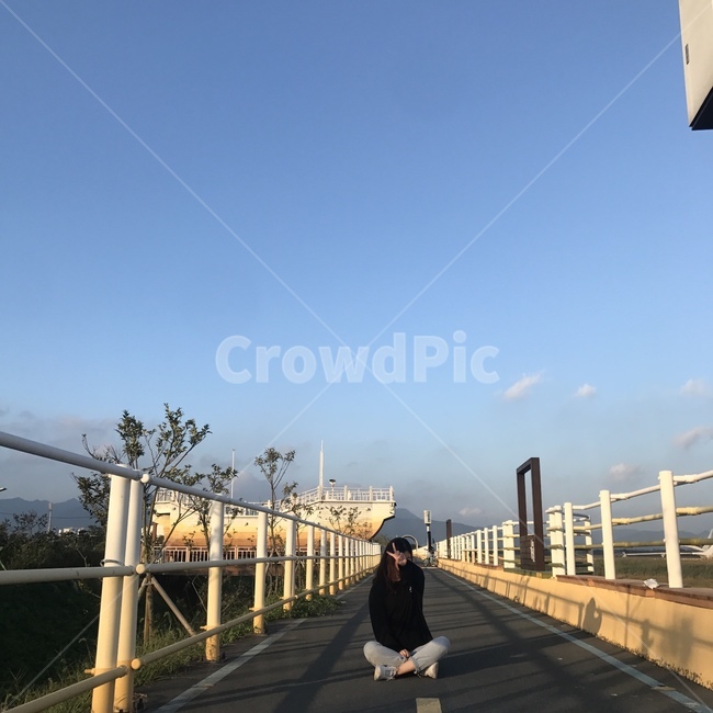 banister,handrail,human,인간,person,사람,railing,난간,pedestrian,보행자,생태공원,자전거도로,공원