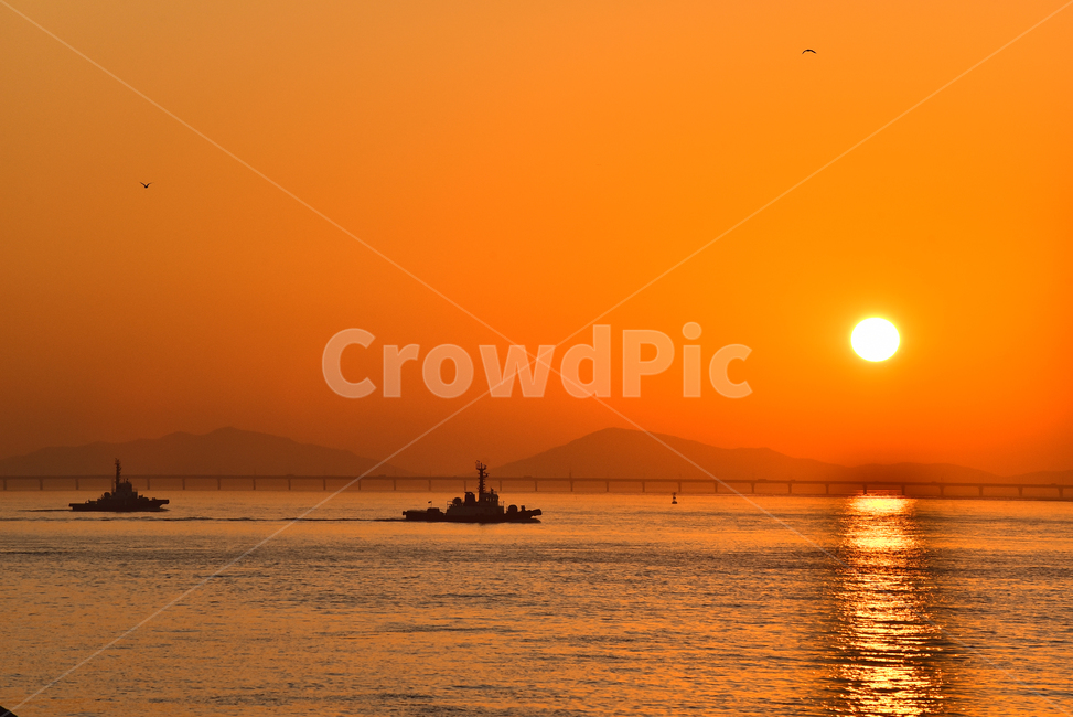 바다,일몰,석양,황혼,노을,배,어선,태양,해,sun,sunset,ship,sea,교통,sunlight,해상운송,반사,물결,잔잔한,바다풍경,오렌지색,야외,옥외,outdoor,배경,바탕,백그라운드,background,섬,island,선박,자연,풍경,nature,landscape