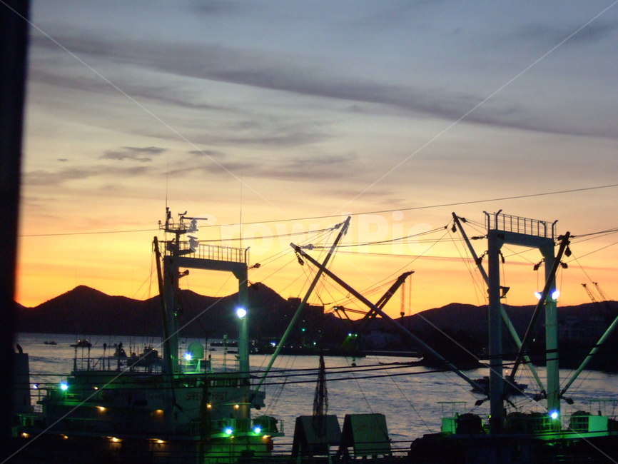석양,노을,선착장,배,선박,저녁,풍경,바닷가,통영,eveningsun,aglow,sea,ship,boat,wharf,crane