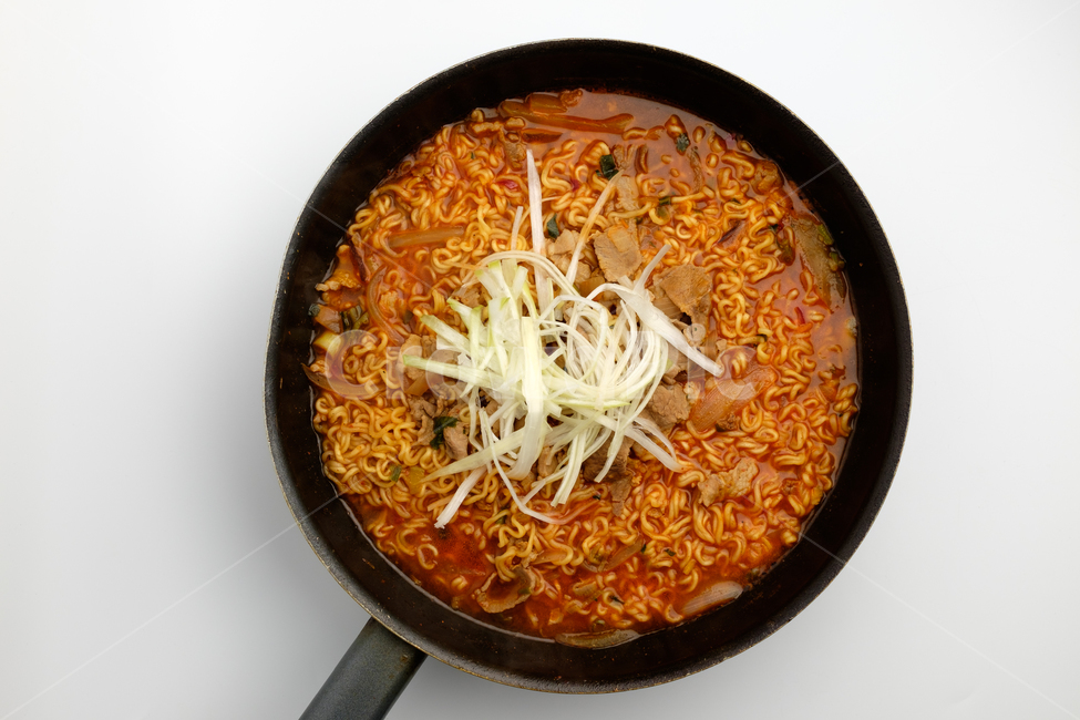 라면,국수,국물,파,음식,고기,인스턴트,식사,맛있는,인스턴트음식,간단한,누들,간식,꼬불꼬불한,밀가루,뜨거운,부드러운,양념,야채,채소,매콤한,매운,고추,건더기,조미료,기름진