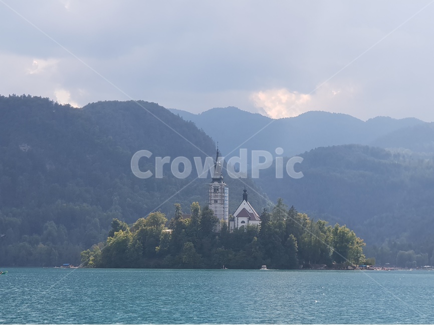 섬,호수,블레드섬,bled,lake,슬로베니아,블레드성,블레드호수,교회,풍경,자연,해외,외국,세계,해외자연풍경,세계자연풍경,시골,마을,종교,탑,oversea,world,foreign,nature,landscape,랜드마크,landmark,tourist attraction,해외,외국,세계,foreign,oversea,world,세계랜드마크,해외랜드마크,외국랜드마크,world landmark,world tourist attraction,건축물,건물외관,exterior,building,structure,architecture,construction,outdoors,옥외,land,땅,ocean,대양,sea,바다,water,물,shoreline,해안선,coast,연안
