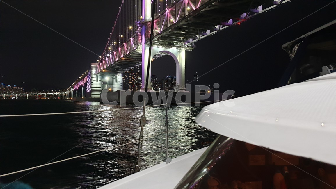 광안대교,광안리,부산야경,바다야경,요트,다리,하늘,바다,불빛,야경,바다위,부산,랜드마크