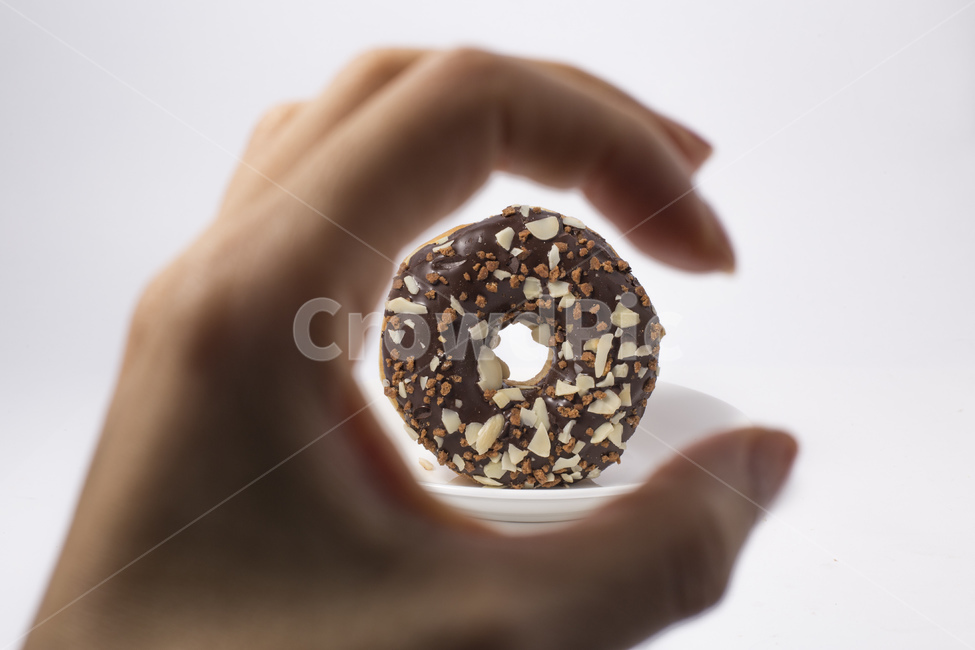 도너츠,도넛,초코,쵸코,빵,디저트,제과,제빵,음식,간식,원형,아몬드,밀가루,손,손가락,음식,식재료,요리,food,cook,meal,dishes,food reserves,빵,bread