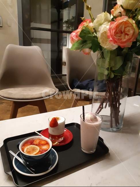 감성카페,딸기라떼,딸기차,딸기요거트,모던한,음료수,drink,beverage
