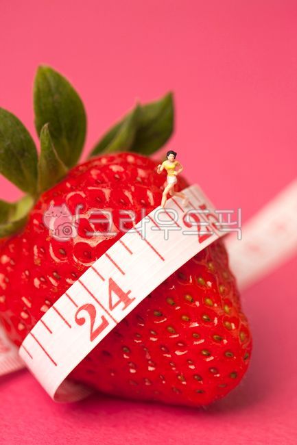 음식,다이어트,딸기,과일,스트로베리,레드,빨강,녹색,그린,꼭지,싱싱한,채소,흰색,화이트,백그라운드,누끼,신선한,프레쉬,달콤한,맛있는,프루트,베리,디저트,푸드,건강,클로즈업,생과일,유기농,여름과일,새콤달콤,줄자,측정,센티미터,인치,자,재다,핑크,분홍색,미니어처,여자,우먼,젊은여자,조깅,운동,달리기,달리다,운동복,운동화,러닝