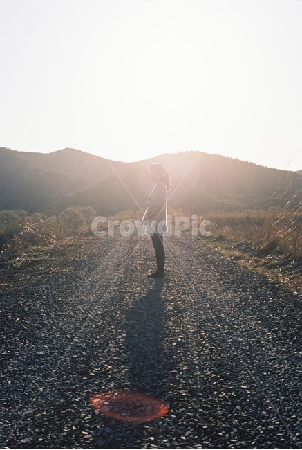 길,돌,자갈,우포늪,빛,사람,인물,인간,human,person,여성,여자,woman,female,lady,휴식,힐링,rest,relaxation,healing