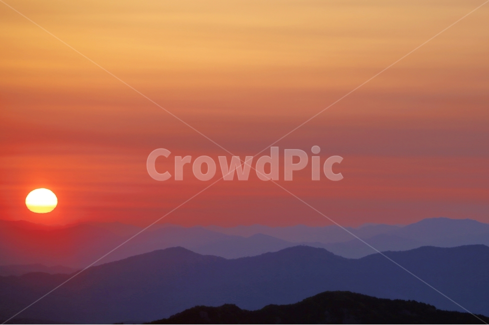 일출,유화,산,중첩,고요,풍경,봄,계절,spring,season,자연,풍경,nature,landscape,한국자연풍경,한국자연경관,korea nature landscape,outdoors,옥외,sky,하늘,dusk,황혼,dawn,새벽,sunset,일몰,red sky,붉은 하늘