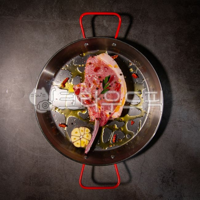 생고기,돼지고기,돈마호크,올리브유,올리브오일,향신료,시즈닝,요리,신선한,음식,식재료,요리,food,cook,meal,dishes,food reserves