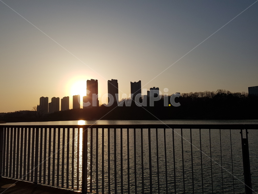 노을,산책로,도시,해,오후,도시,풍경,city,landscape,실루엣,그림자,silhouette,shadow,railing,난간,sunlight,햇빛,light,빛,flare,플레어