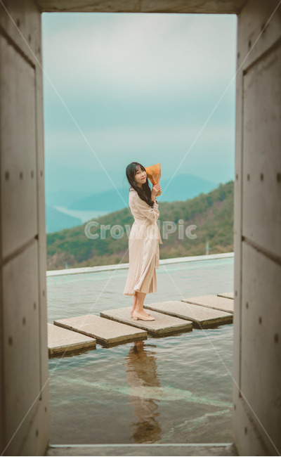 액자,구도,후리지아,감성,하늘,숲,나무,산,꽃,사람,인물,인간,human,person,여성,여자,woman,female,lady,감성,sensible,feeling,색깔,색상,색채,색감,color sense,color sensitivity,feeling of color