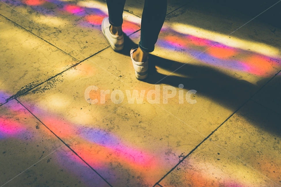 유럽,감성,스냅,스테인글라스,분위기,감성사진,유럽사진,프랑스,그림자,shadow,배경,여행,사람,인물,인간,human,person,신체일부,몸,body,패션스타일,의상,fashion,style,감성,sensible,feeling,색깔,색상,색채,색감,color sense,color sensitivity,feeling of color