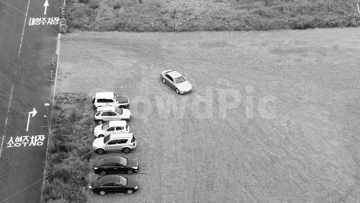 주차장,자동차,흑백사진,공간,아스팔트,잔디,모래,회색,흰색,parking,car,blackandwhite,space,asphalt,gray,grey,grass,sand,white,흑백,모노톤,monochrome,black and white,교통,교통수단,traffic,transportation,automobile,vehicle,차량,차