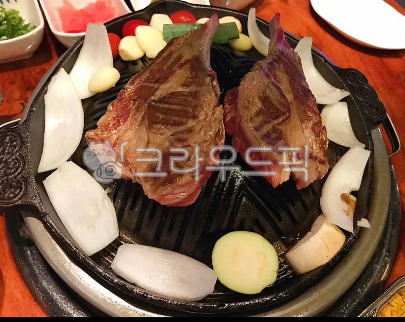 stone tablet,lamb skewers,onion,rib,green onion,Premium ribs,brazier,potato,whole garlic,fire,cooking,sheep,roast,Lamb ribs,Charcoal grill,cook,Grilled over a brazier,Lamb rib shoulder rack,food,meal,dish,lamb,meat,shoulder rack