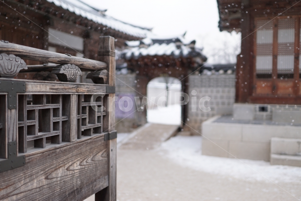 한국,한국전통,한국문화,전통,문화,문화재,유적지,한옥,한국적인,조선시대,조선왕조,궁궐,궁전,가옥,전통가옥,건축,목조,겨울,계절,season,winter,sonw,korea,culture,역사,history,감성,감성사진,스냅,스냅사진,snap,snapshot,마당,정원,서울,seoul,경복궁,히스토리,왕궁,느낌,feel,분위기,컨셉,콘셉,concept,겨울눈,눈이내리는,눈내리는,눈오는,눈내린,풍경,landscape,흰눈,추위,춥다,추운,지붕,처마,겨울,계절,winter,season,한국전통,한국문화,korean traditional,korean culture