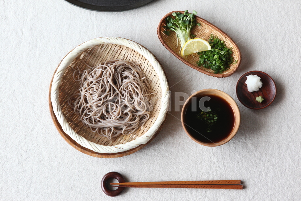 메밀,일본음식,쯔유,상차림,소바,일본요리,자루소바,간장,소스,찍먹,젓가락,플레이팅,앞접시,접시,그릇,레몬,무순,쪽파,국수,메밀국수,생강,푸드스타일링,푸드스타일,푸드스타일리스트,음식,식재료,요리,food,cook,meal,dishes,food reserves,면류,면요리,noodles