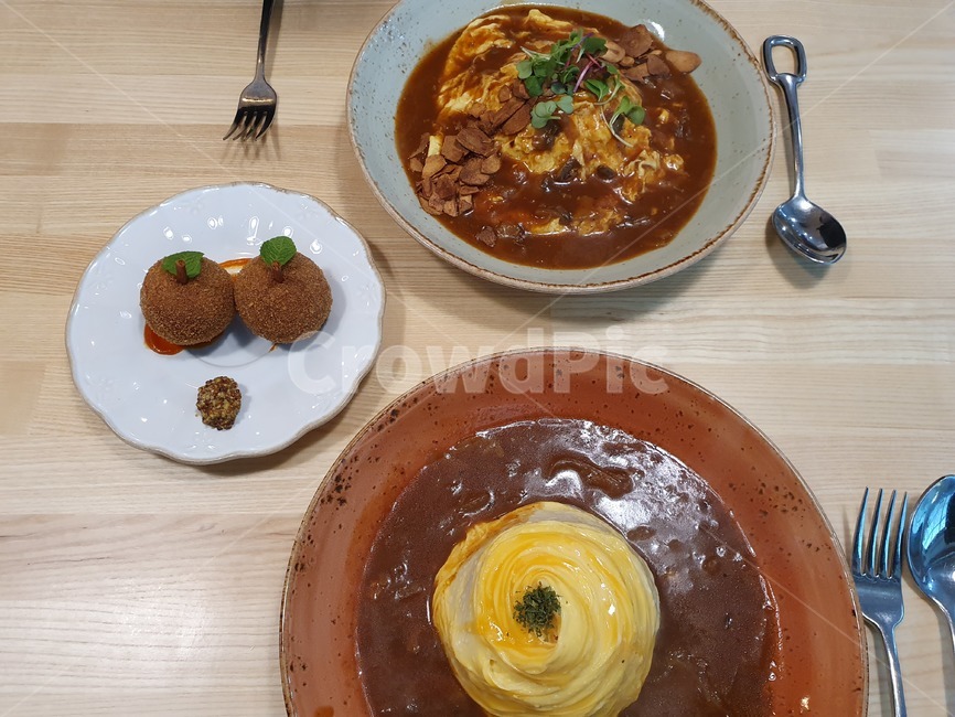 cutlery,fork,포크,스푼,오므라이스,식사,테이블,점심,저녁,아침