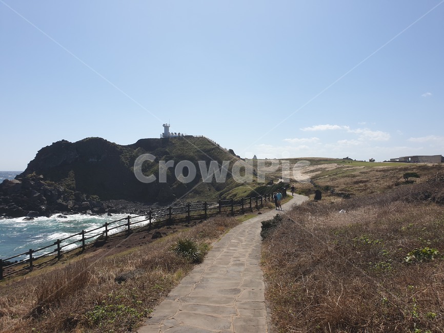 road,person,사람,human,흙길,gravel,경사,자연,해변,바다,beach,sea,등대,lighthouse,제주도,jeju,jeju island,도로,dirt road,자갈,slope,nature