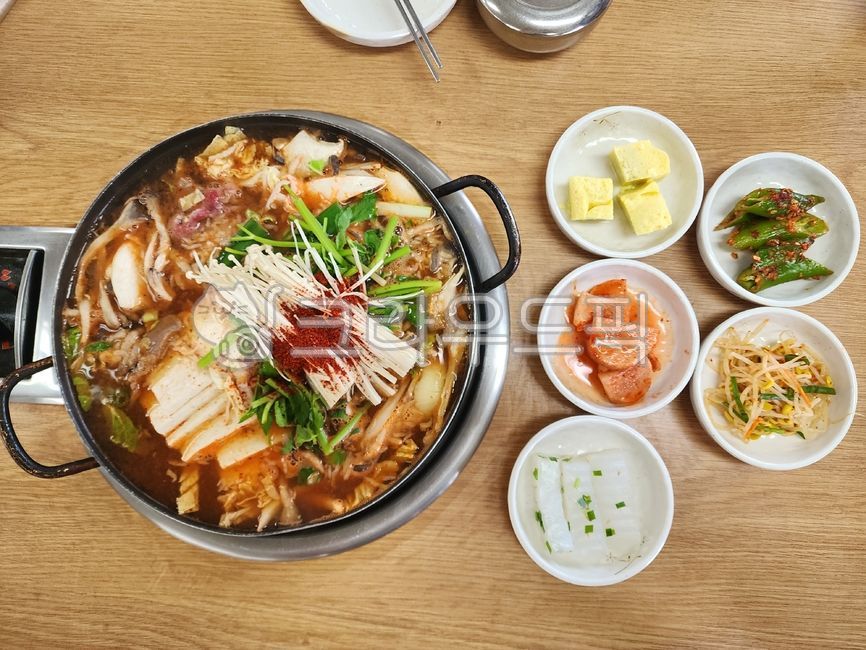 두부전골,두부버섯전골,두부찌개,한국전통음식,한식,한국음식,케이푸드,tofuhotpot,dubujeongol,beancurdhotpot,koreandishes,koreanfood,hansik,kfood