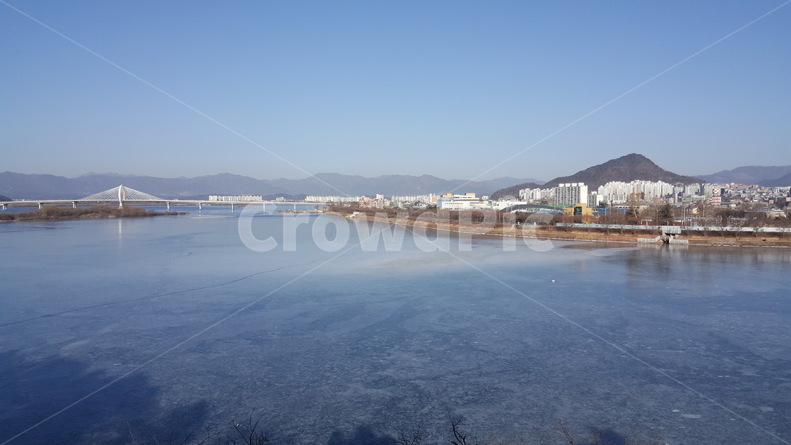 호수,겨울호수,겨울,공지천,춘천,춘천공지천,얼음,언호수,얼어버린공지천,겨울공지천,풍경,자연,추위,낭만,관광,유원지,관광지,겨울,계절,winter,season,도시,풍경,city,landscape,한국도시풍경,한국도시경관,korea cityscape,nature,water,물,outdoors,옥외