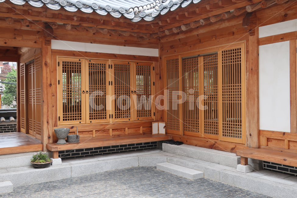 한옥,북촌,가옥,전통,서울,한국,대한민국,집,빈티지,디자인,창문,창호,건축,건축물,동양,문화,스타일,목재,주택,기와,마루,툇마루,지붕,장독대,처마,디딤돌,고풍,주춧돌,보존,보호,남산골,구조,전통미,한국전통,한국문화,korean traditional,korean culture,건축물,건물외관,exterior,building,structure,architecture,construction
