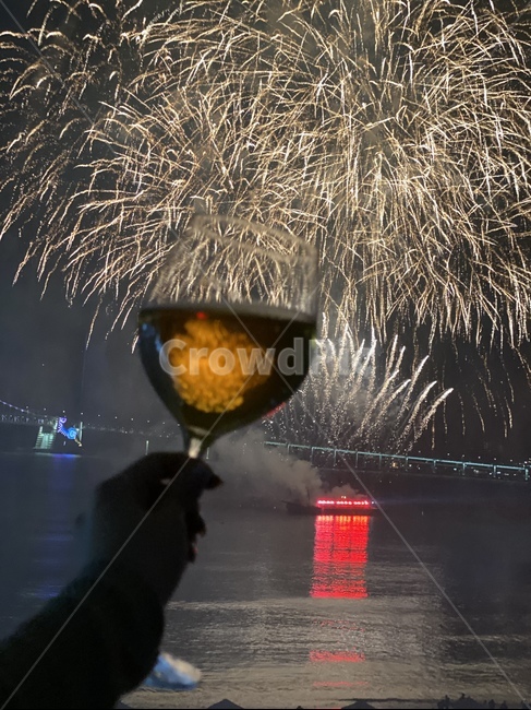 와인,와인잔,불꽃,불꽃축제,파티,연말파티,축하,폭죽,야경,야경,밤,풍경,nightscape,night,landscape,기념일,축하,anniversary,congratulation,celebrate,celebration,술,주류,alcohol