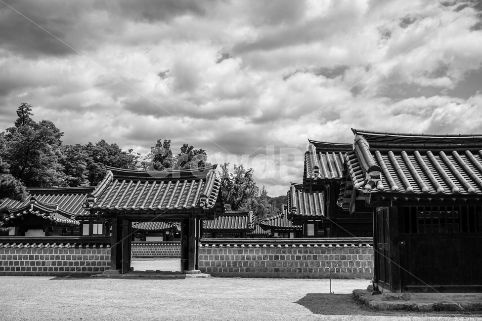 전주,전주한옥마을,전주경기전,한옥,기와집,한국전통,한국문화,korean traditional,korean culture,흑백,모노톤,monochrome,black and white,건축물,건물외관,exterior,building,structure,architecture,construction