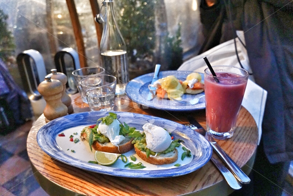 브런치,아침식사,아보카도토스트,딸기스무디,에그베네딕트,brunch,음식,레스토랑,맛집,양식,프랑스음식,이태리음식,해산물,고기