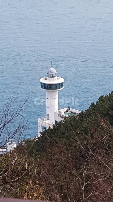 등대,선박,운항,전망대,영도등대,태종대,바다,바닷가,파도,해안가,수평선,자연,풍경,절경,해안도로,하늘,절벽,해안절벽,나무,윤슬,물거품,등대,lighthouse