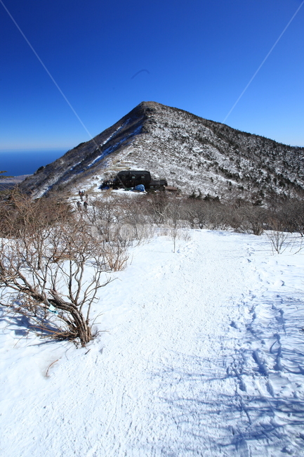 겨울산,설악산,등산,하얀눈,파란하늘,대청봉,중청대피소,겨울,계절,winter,season,자연,풍경,nature,landscape,outdoors,옥외,mountain,산,mountain range,산맥,plateau,고원