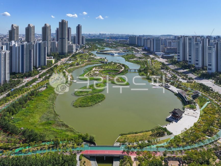 Cheongna Lake Park,Cheongna International City,Cheongna-dong,city,lake,building,apartment,residential area,water,park,sky,blue,green,summer,Incheon City,building,architecture,cityscape,downtown,Incheon,Cheongna New Town