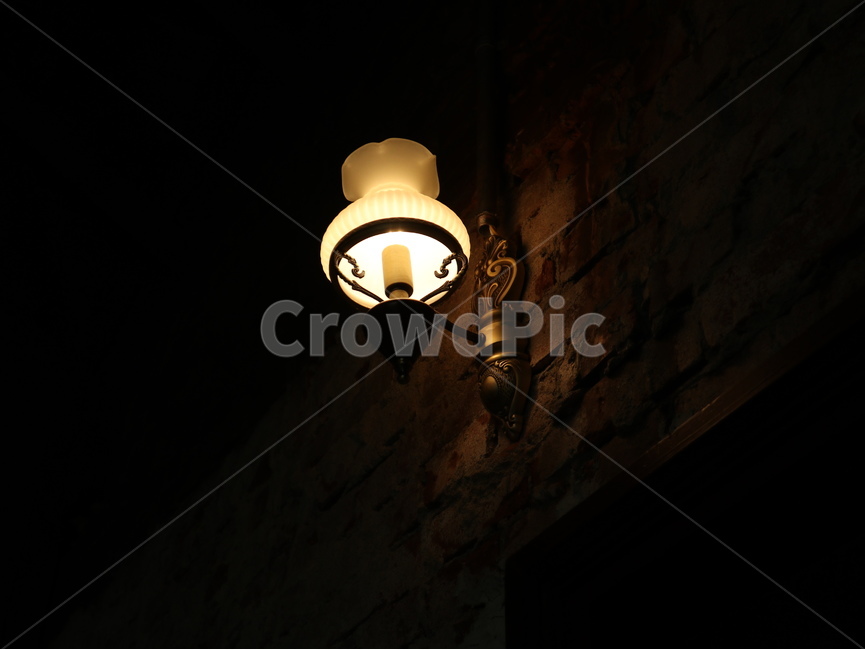 조명,램프,lamp,전구,빛,노란색,인테리어,장식,벽,밤,어두운,은은한,무드등,랜턴