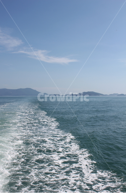화이트,하얀색,바다,섬,물보라,산,하늘,궤적,물거품,물튀김,거품,항로,스카이,파랑,블루,파란색,먼산,배궤적,파도,포말,흰색,낮,자연,풍경