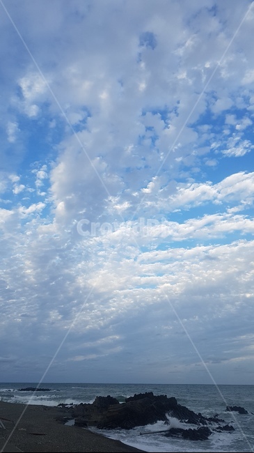 구름,바닷가,상승,바위,파도,상승기류,맑은하늘,파랗다,풍경,역동적,구름과파도,wave,twist,자연,풍경,nature,landscape,azure sky,푸른 하늘,sky,하늘,outdoors,옥외