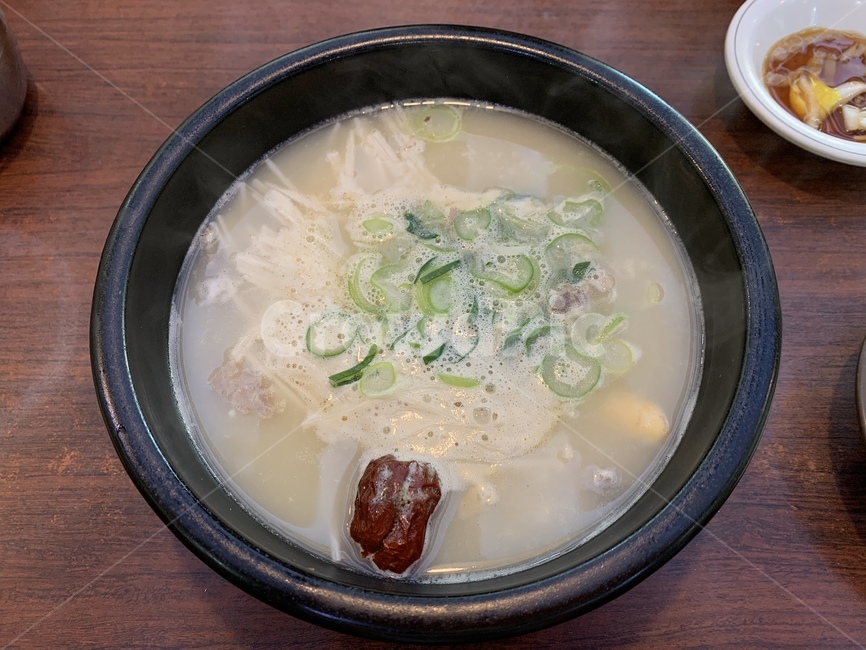bowl,사발,meal,식사,dish,요리,food,음식,한식,설렁탕,국물,하얀국물,사골,사골국물,사골국,곰국,몸보신,보약,한방설렁탕,한방,음식,식재료,요리,food,cook,meal,dishes,food reserves,한식,한국음식,한국요리,korean food,korean dishes,korean meal,korean cook