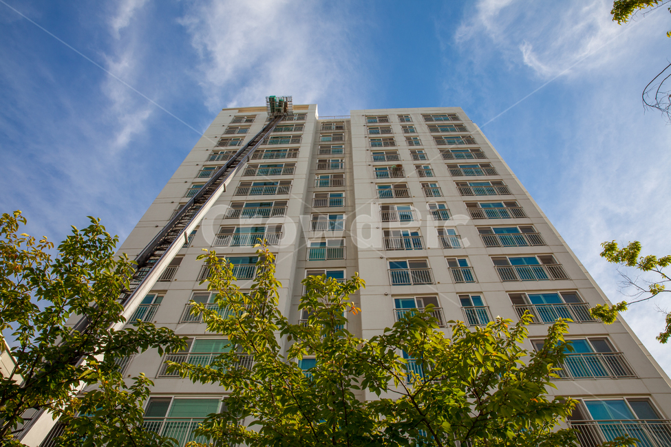 packing and moving,blue sky,crane,moving truck,moving crane,clear,logistics,express,clouds,Apartment,building,transportation,apartment complex,ladder,machine,moving in,moving,day